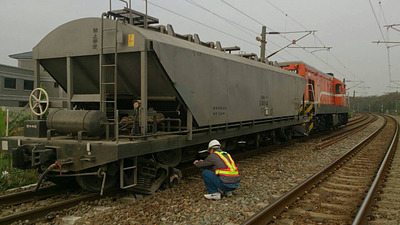 ̨��һ�л���������2���˱�����ͼ��