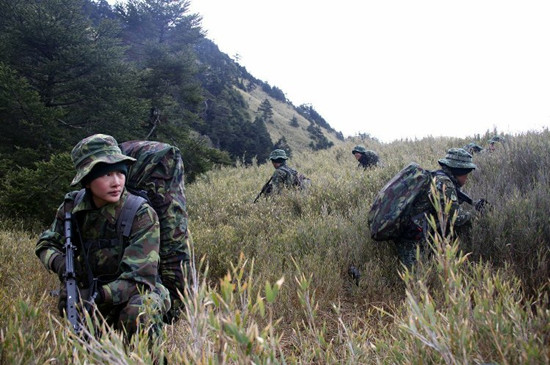 台军首位通过突击兵资格训练女兵寒训(图)