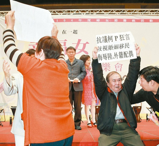 “进口新娘说”惹争议柯文哲因母亲要求表示道歉