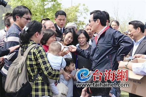 台遭逢70年来最严重旱情马英九送节水器吁抗旱