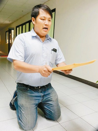 参选人批陈菊“吃相难看”其助理下跪道歉(图)