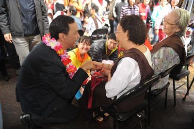 新北泼水节遇旱情排队人龙取代泼水大战(图)
