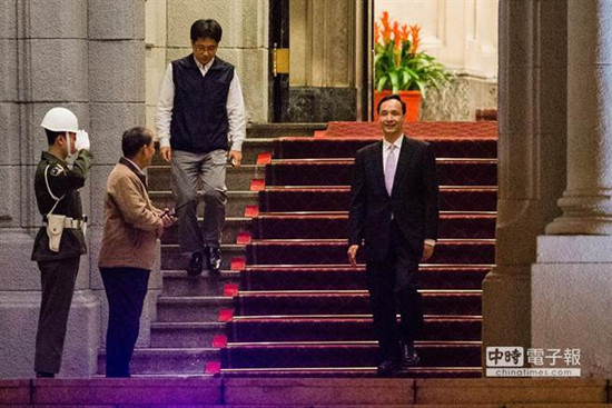 “马王朱”同台互敬酒关系融洽未聊2016竞选