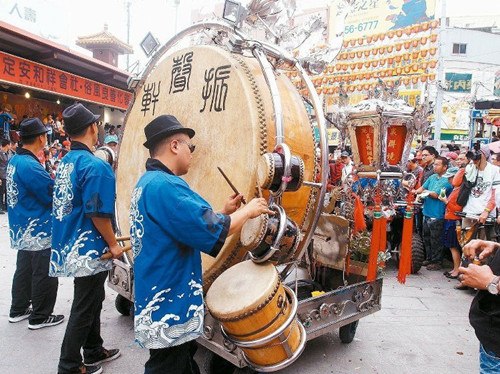 台湾大甲妈祖绕境起驾阵头奏《小苹果》(图)