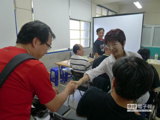 洪秀柱自诩选2016是学花木兰出征获教育界力挺(图)