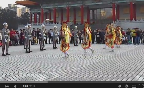 中正纪念堂仪队“对阵”民俗阵头场面混搭(图)