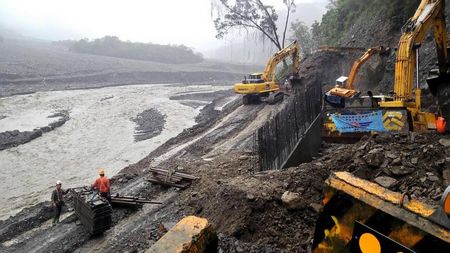 大雨路坍高雄市宣布茂林区下午停班停课(图)