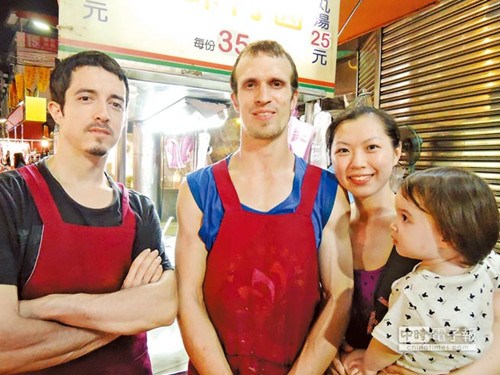 俩老外台湾夜市叫卖肉圆人气高(图)