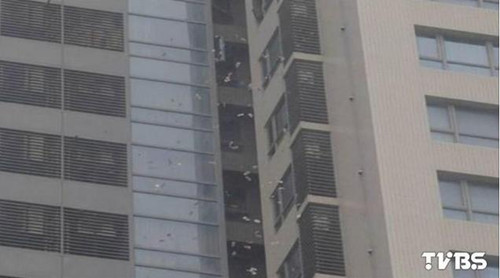 台湾一吸毒男子蹲坐19层楼向外抛洒钞票(图)