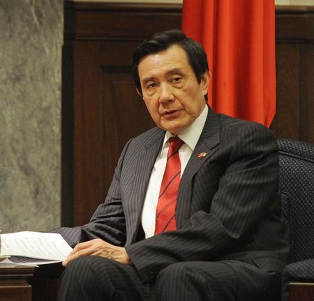 马英九:南海领土海域及主权归属不容置疑(图)
