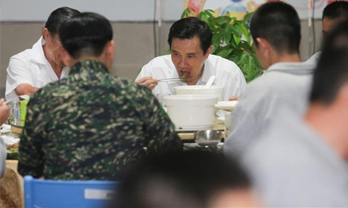 马英九夜宿军营与官兵同吃笋丝蹄膀(图)