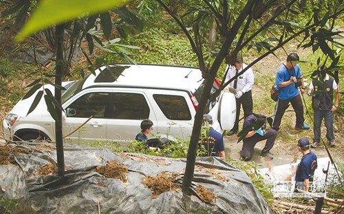 老父杀独子后自杀临死为儿点烟(图)