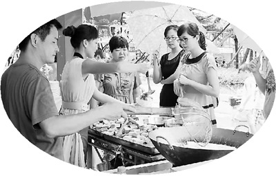 图:特色庙会两岸美食齐亮相