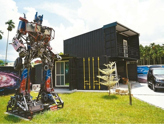 满足儿子愿望男子5年造300个机器人(图)