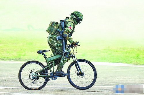 台军进行战力展示预校伞兵越野自行车漏气(图)