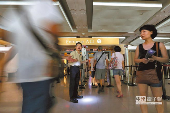 台北故宫停电近3小时展场闷热游客不满大骂(图)
