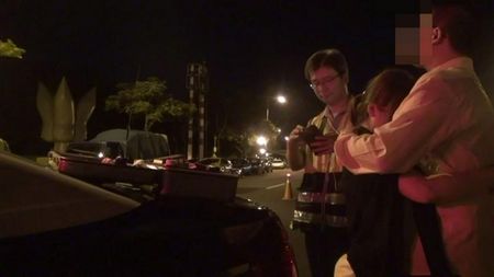 男子酒驾被抓女友痛哭两人街头上演“偶像剧”