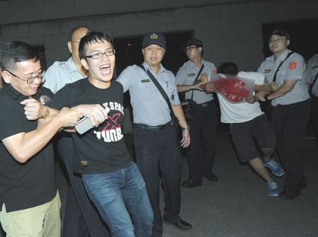 愤青夜袭“教育部”抗议台当局修正“台独”课纲