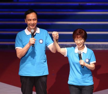 国民党开全代会朱立伦拉洪秀柱高唱团结就是力量