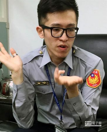 台湾警界退休高官儿子桃园机场飙骂航警图