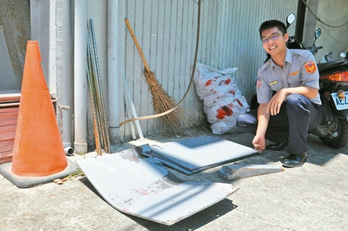 大型铁片掉落台湾高速公路9辆车撞上受损(图)