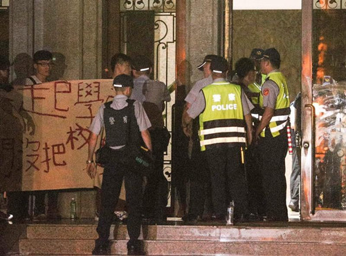 一名反课纲青年疑烧炭自杀台教育部门:难过意外
