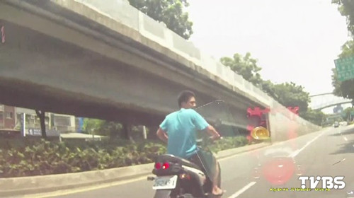 ̨�����Ӵ���Ů�ѳֵ�׷������İ�����£�ͼ��