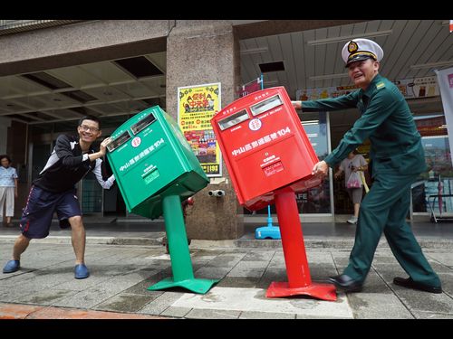 台北俩邮筒被台风吹歪走红或原样保留作纪念(图)