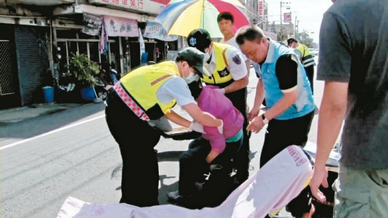 彰化街头老妇摔倒路边路过暖男撑伞守护(图)