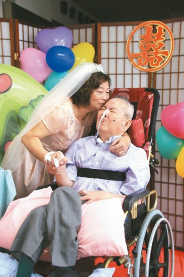 结婚半世纪丈夫成植物人妻子披婚纱轻吻(图)