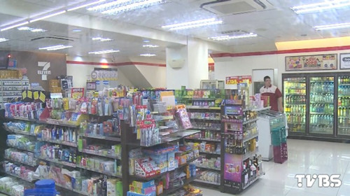 只因互看一眼台湾两男子互殴将超商变战场(图)