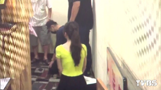 高雄一对姐妹被车撞1死1伤肇逃司机被逮下跪