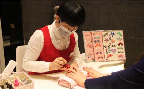 海底捞台湾开店 台媒称美甲,带小孩等服务"吓人"