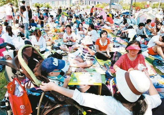 野餐遇女主持人穿低胸装柯文哲:台湾布料很贵吗?