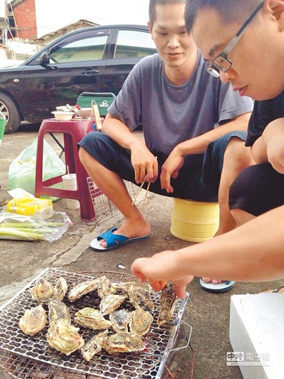 台牡蛎产地价1斤不足10台币蚵农台风前无奈抢收