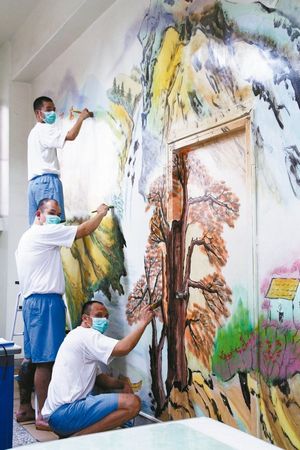 台湾3名受刑人无师自通监狱高墙上绘巨幅山水画
