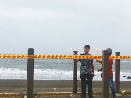 观浪放烟火台民众台风天海边“玩命”被驱离