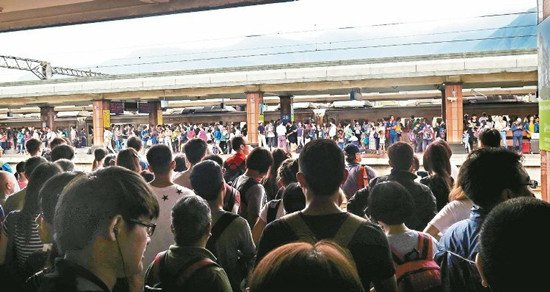 台风令台湾多处车站拥挤旅客骂声不断:逃难吗?