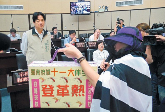 台南国民党议员穿防蚊装讽赖清德防疫不力(图)