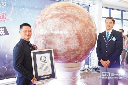 买家斥资上亿台币非洲寻宝世界最大粉晶球高雄亮相
