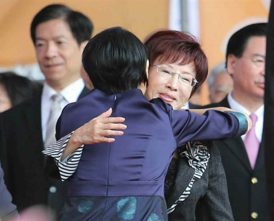 马英九夫人周美青为洪秀柱送上“爱的拥抱”打气(图)