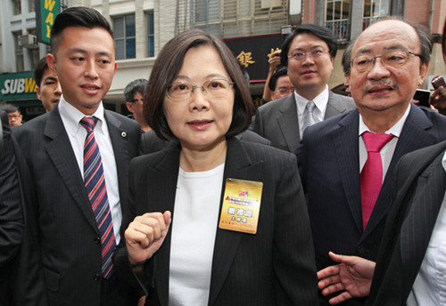 台湾乡代看着蔡英文喊宋楚瑜民进党人一脸错愕