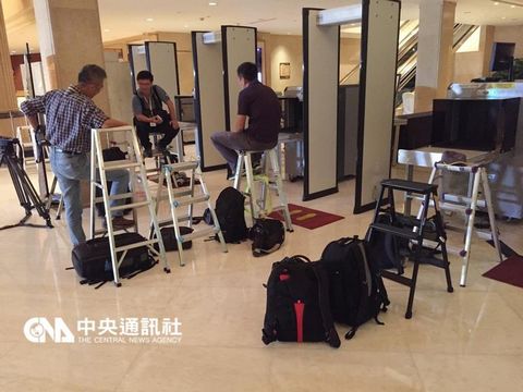 台媒为捕捉“习马会”历史性镜头赶早排队抢位