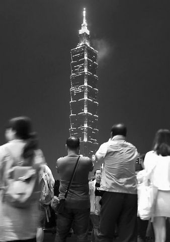台北101大楼亮灯哀悼巴黎恐怖袭击罹难者(图)