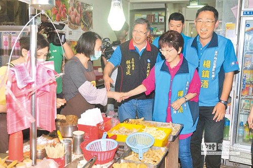 洪秀柱金门陪扫街展现“台湾地区领导人级别”人气