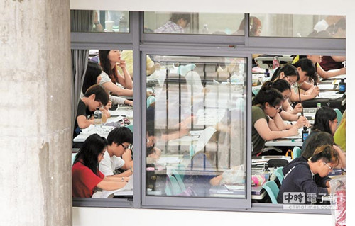 大学不减招台学者忧恐倒闭25所大学“尸横遍野”