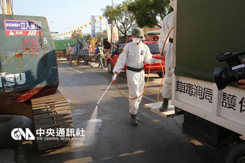 台南震灾搜救结束台军化学兵大规模消毒(图)