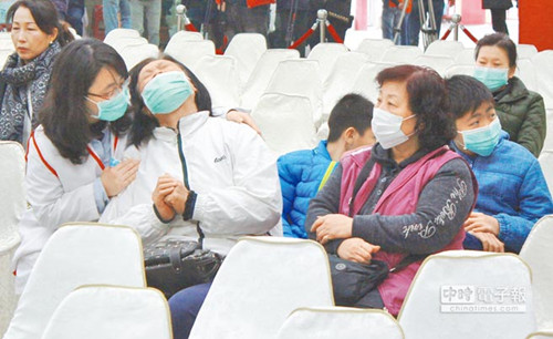 台南地震罹难者陆续火化亲友哀痛送别(图)