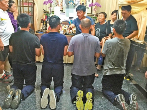 台军官兵跪爬船长灵前被批评带队参谋长自请处分
