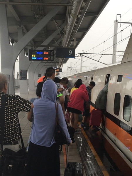台风袭台:高铁8日白天停驶多趟航班延误或取消